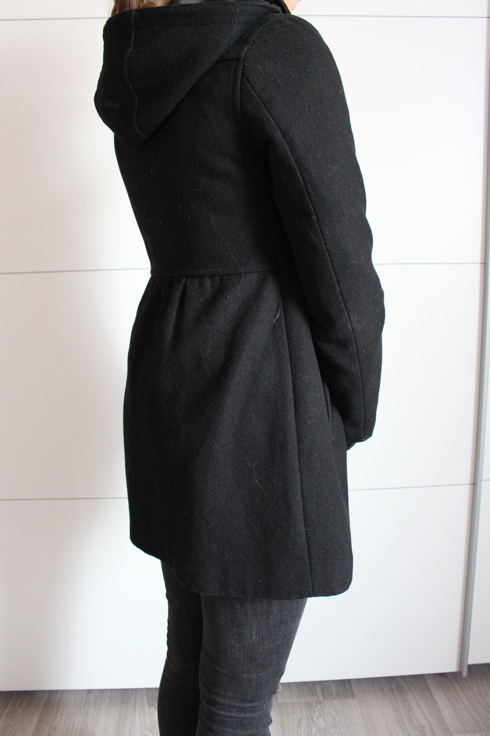 schwarzer Mantel mit Kapuze