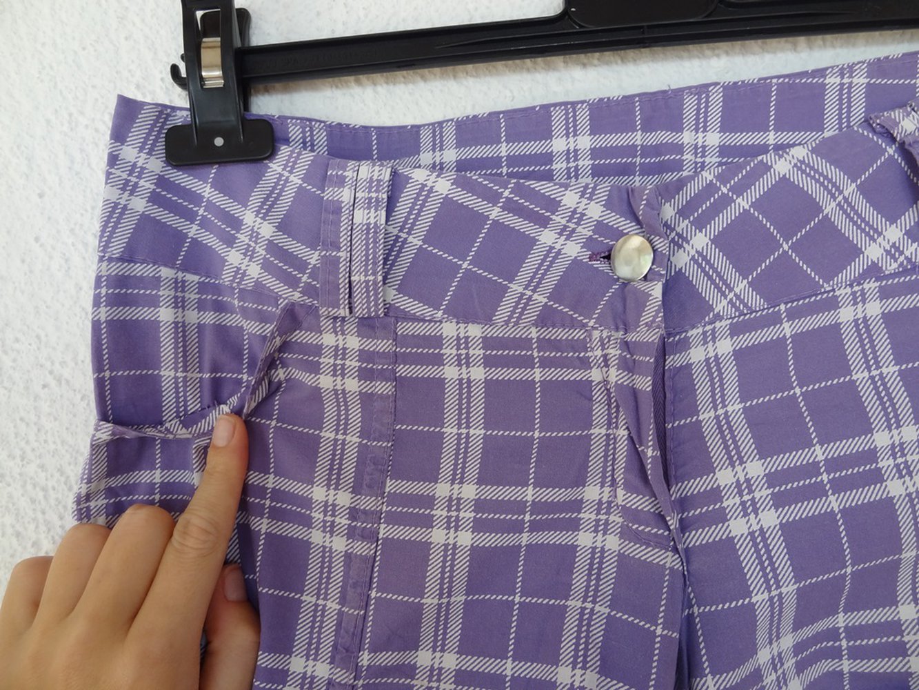 Lila/ weiße Caprihose mit Raffung