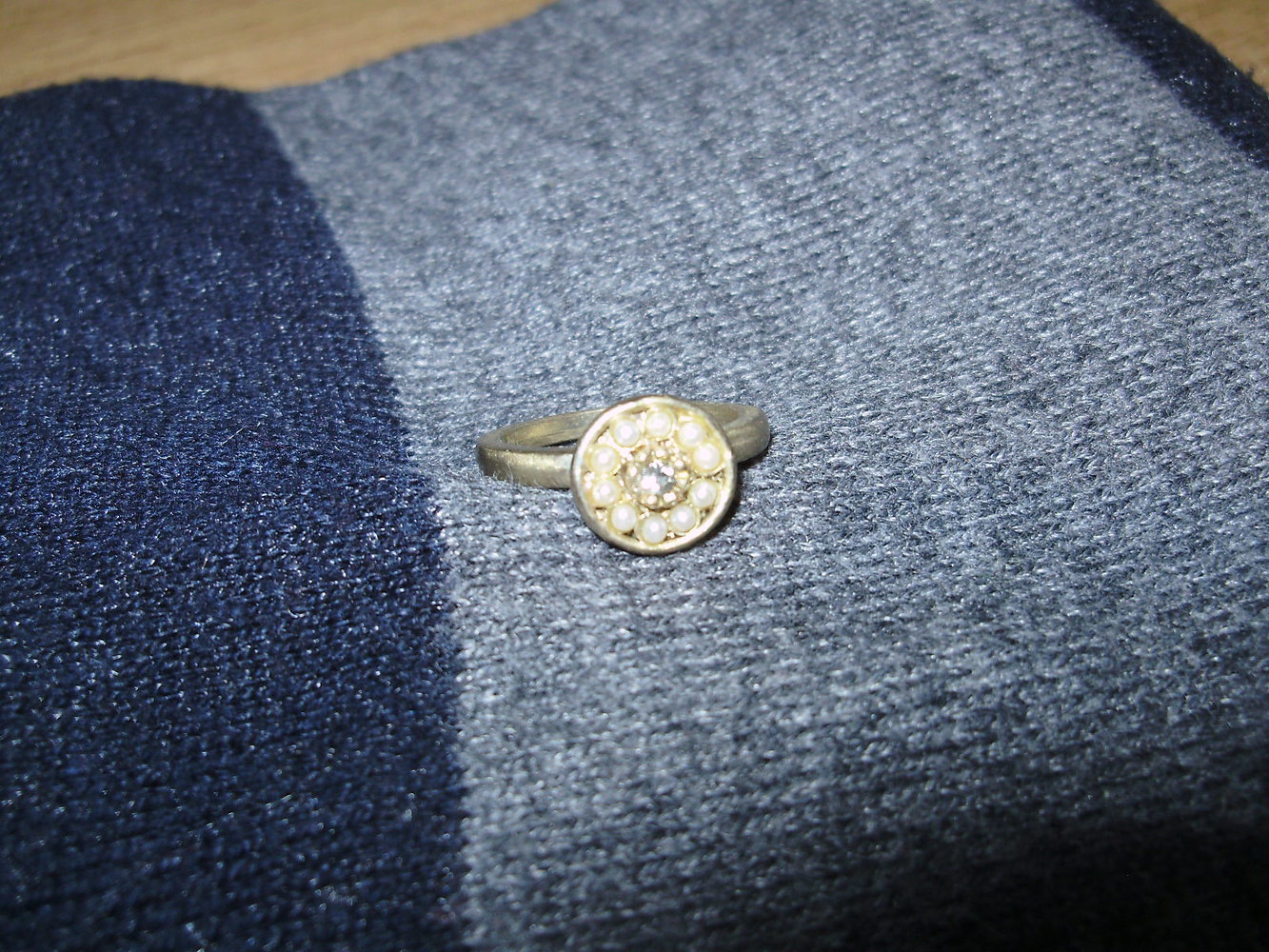 Ring bronzefarben fein Glitzerstein in Mitte + kleinen Perlen 16mm