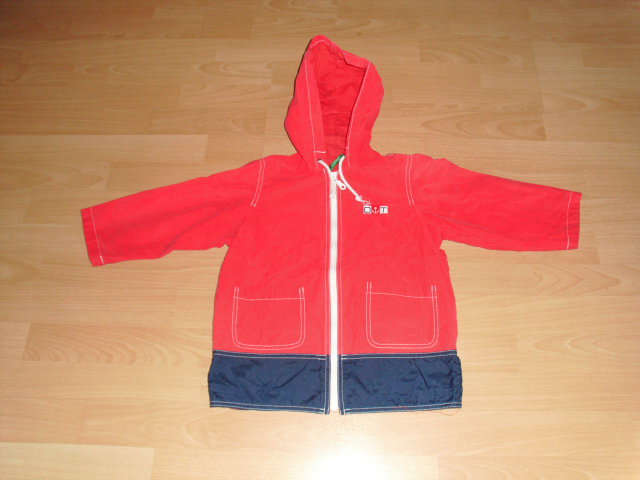 Jacke von Benetton, rot mit Kapuze, Gr. 98