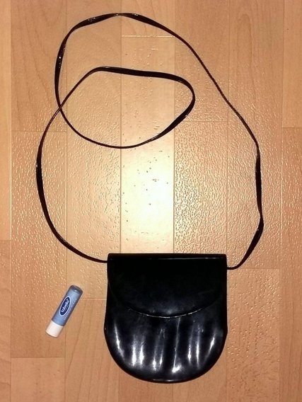 kleine Tasche / Umhängetasche / Schultertasche * schwarz / Lack * halbrund * Vintage