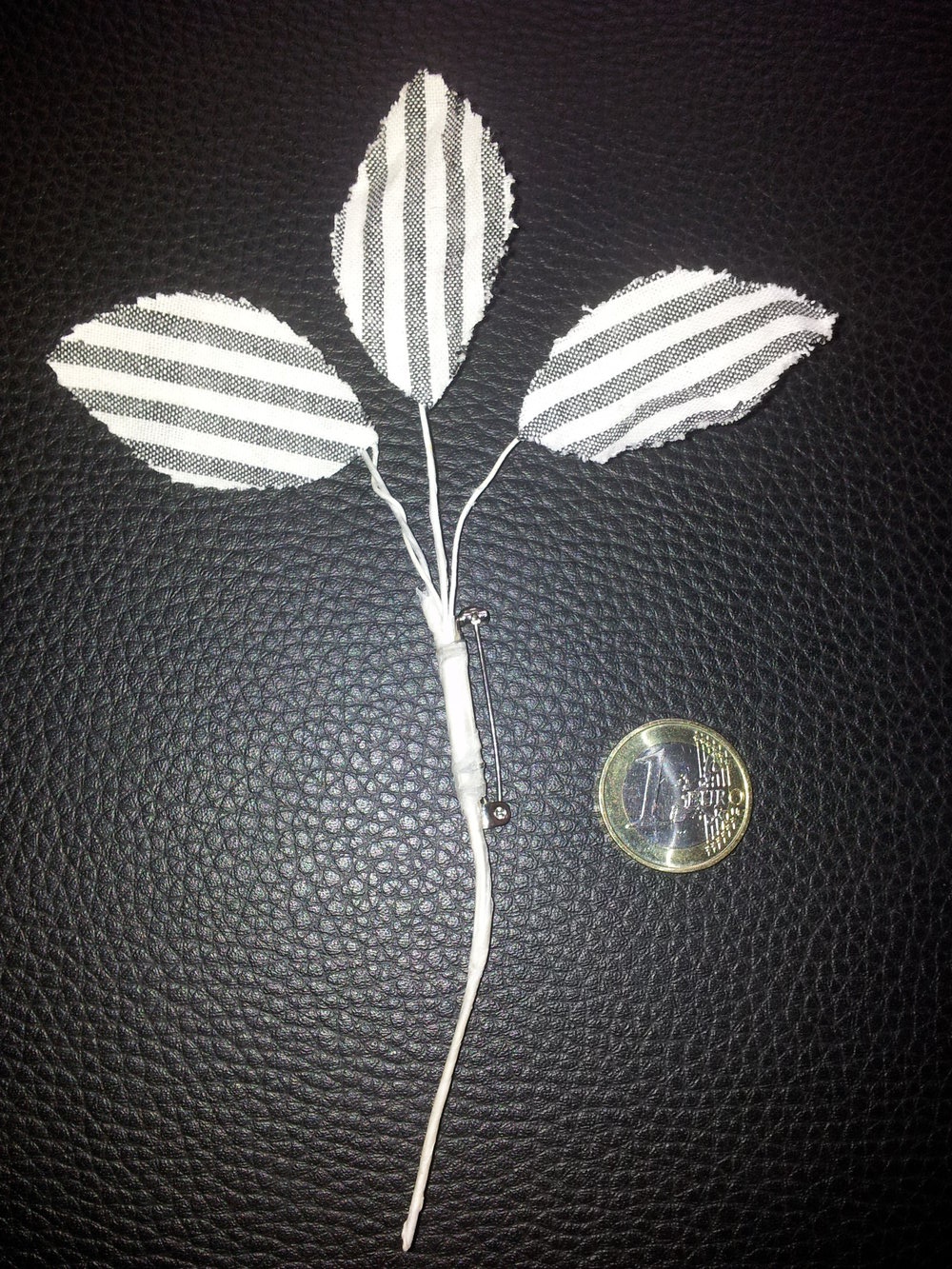 Modeschmuck DIY Brosche Blätter Pflanze weiß grau