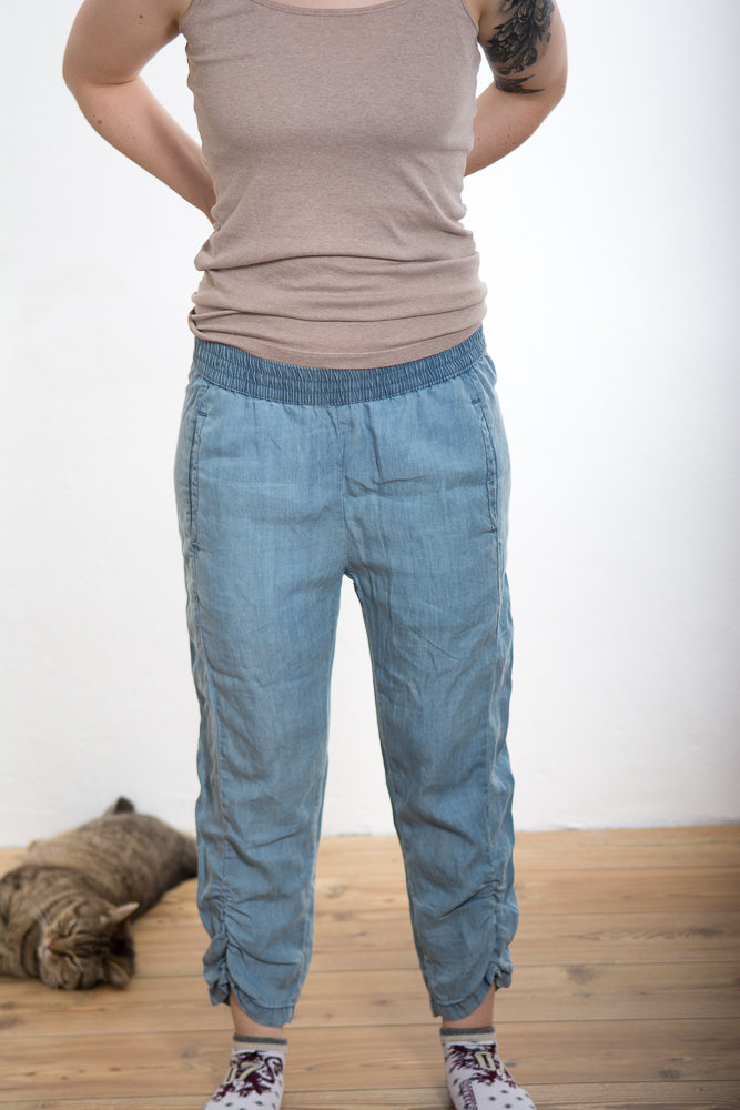 Bündchenhose aus leichtem Denim-Stoff in Hellblau