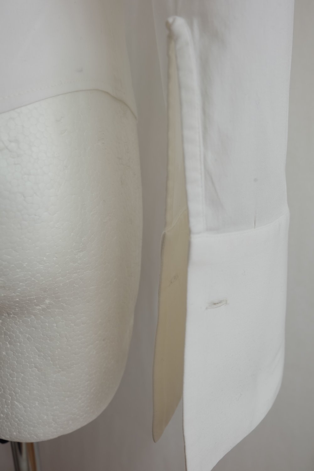 Zarte Baumwollbluse mit Elastan, Tailliert, extra breite historisch geschwungene Manschette, Raglanärmel mit Hemdkragen in weiss