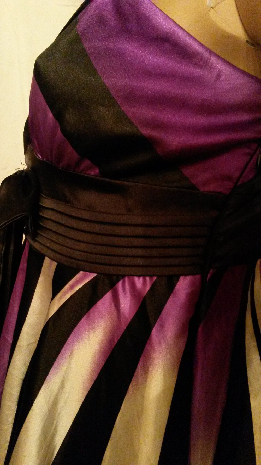 Empire-Stil im vorteilhaftem Streifendessin 