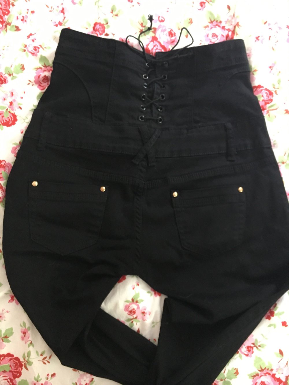 Schöne Hose zum schnüren mit Knöpfen 