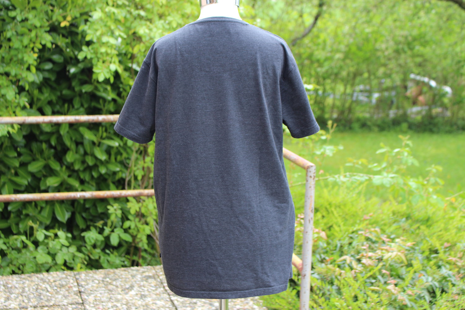 Dunkelgraues T-Shirt mit Brusttasche