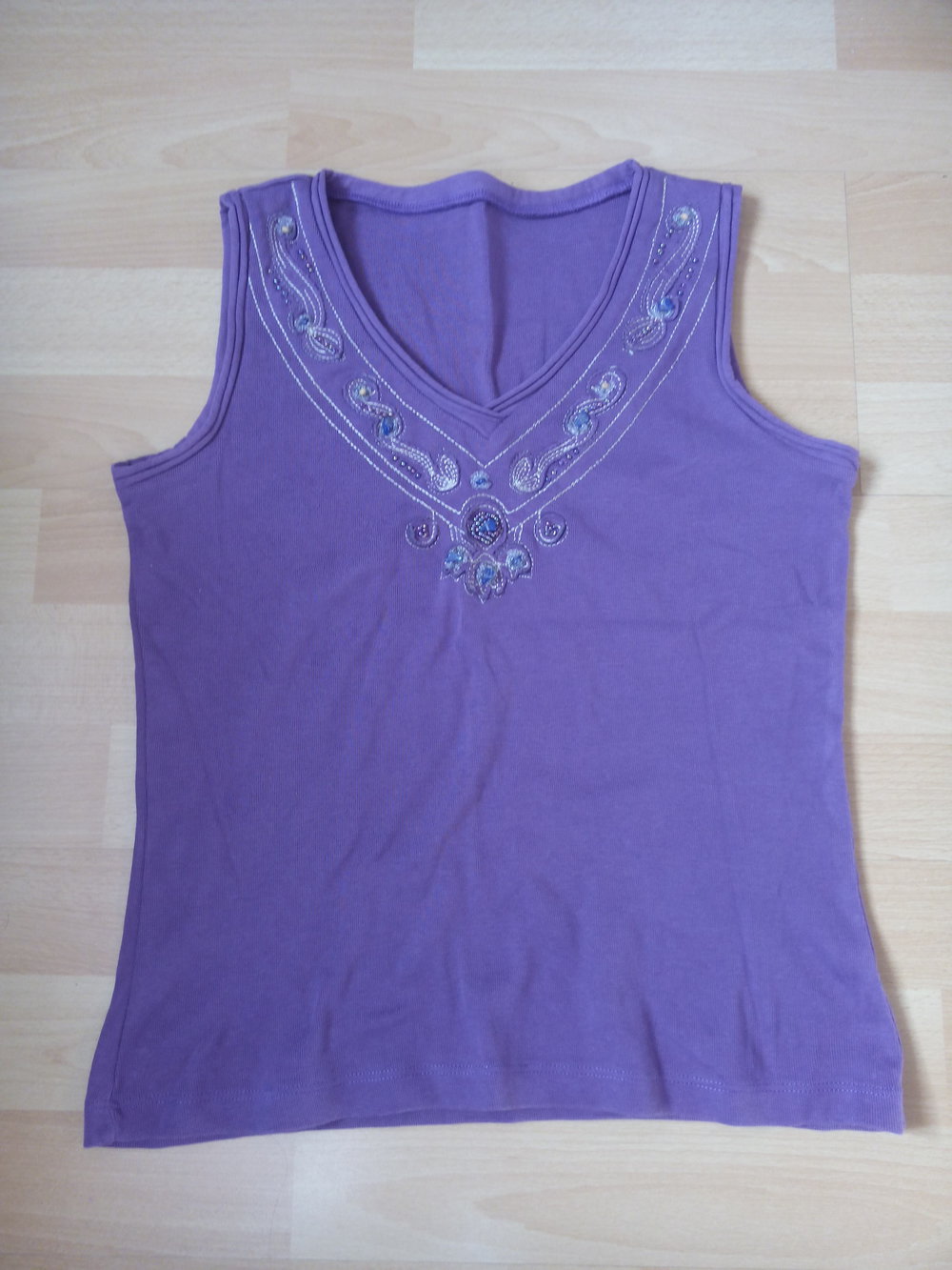lila Top mit Perlen
