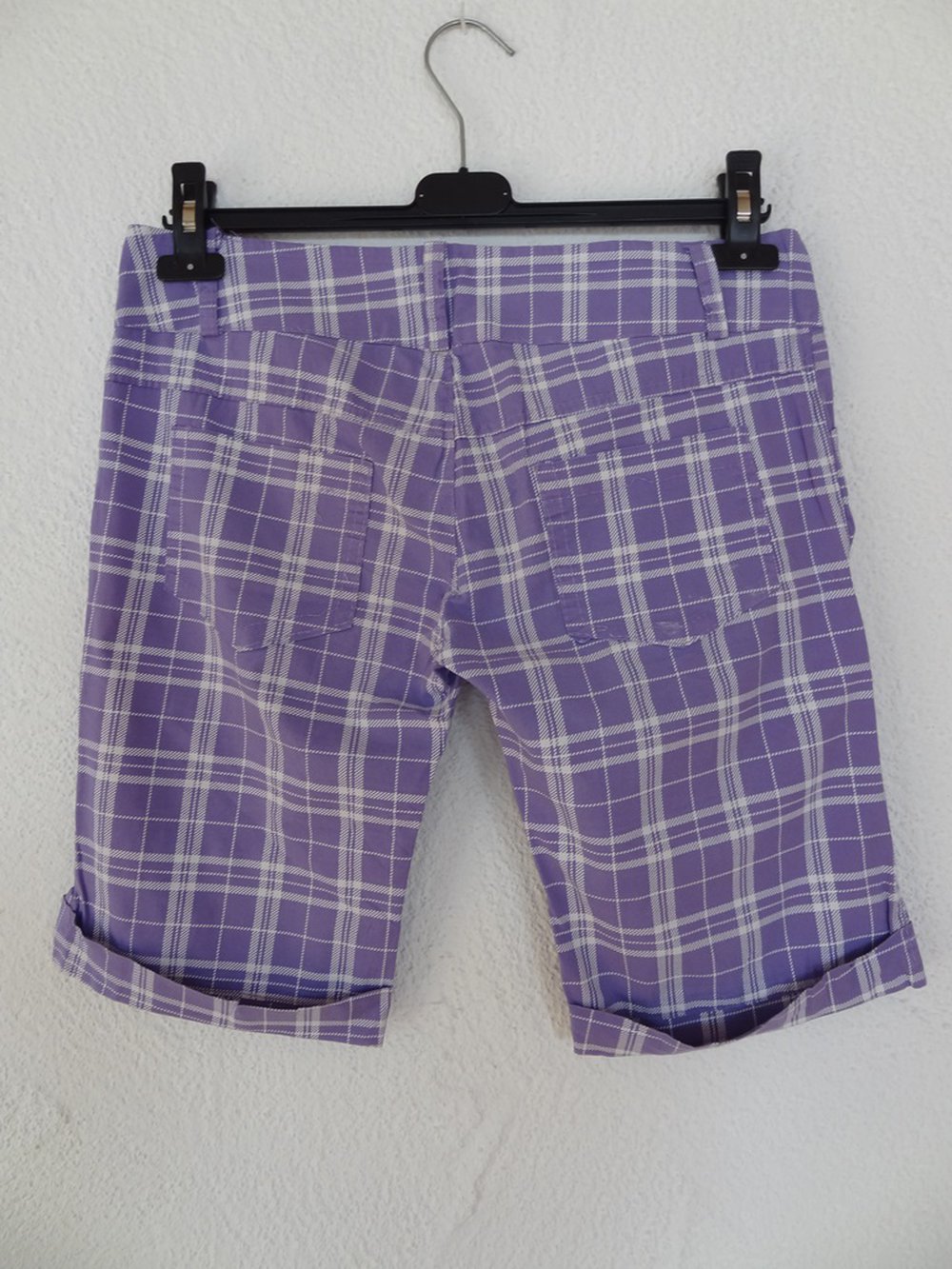 Lila/ weiße Caprihose mit Raffung