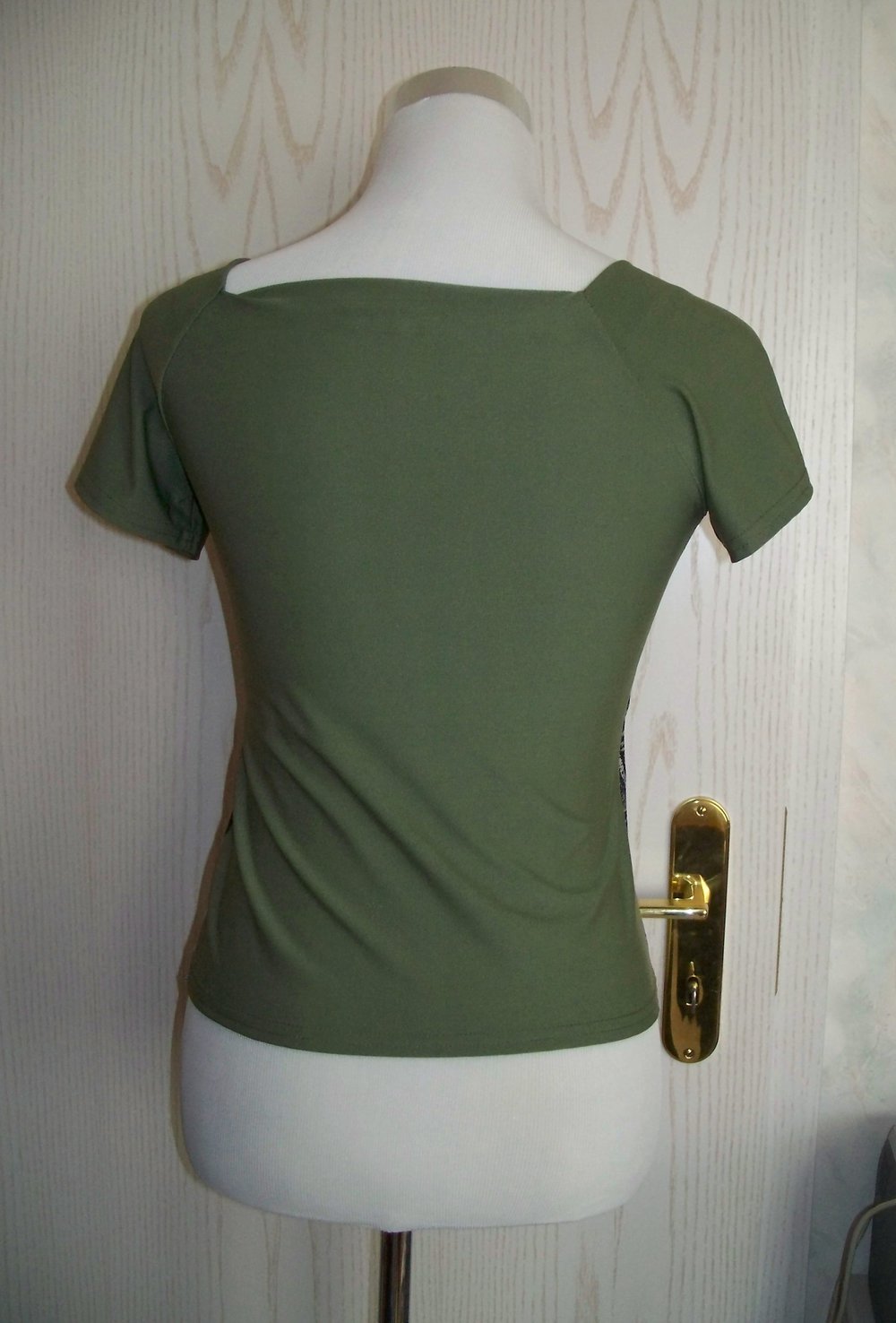 Retro-Shirt in khaki-grün mit sexy Cut-Out vorne