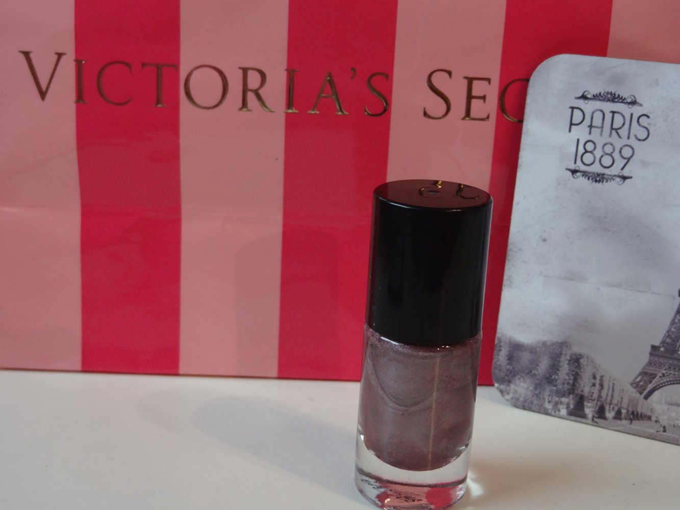 Schöner Nagellack lila schimmer