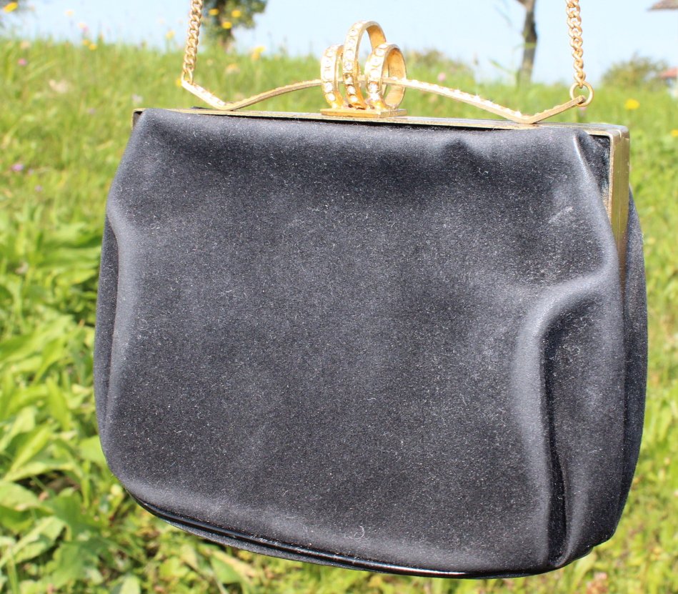kleine schwarze True Vintage Tasche mit goldener Hardware und Glitzersteinen, Clutch, Tascherl