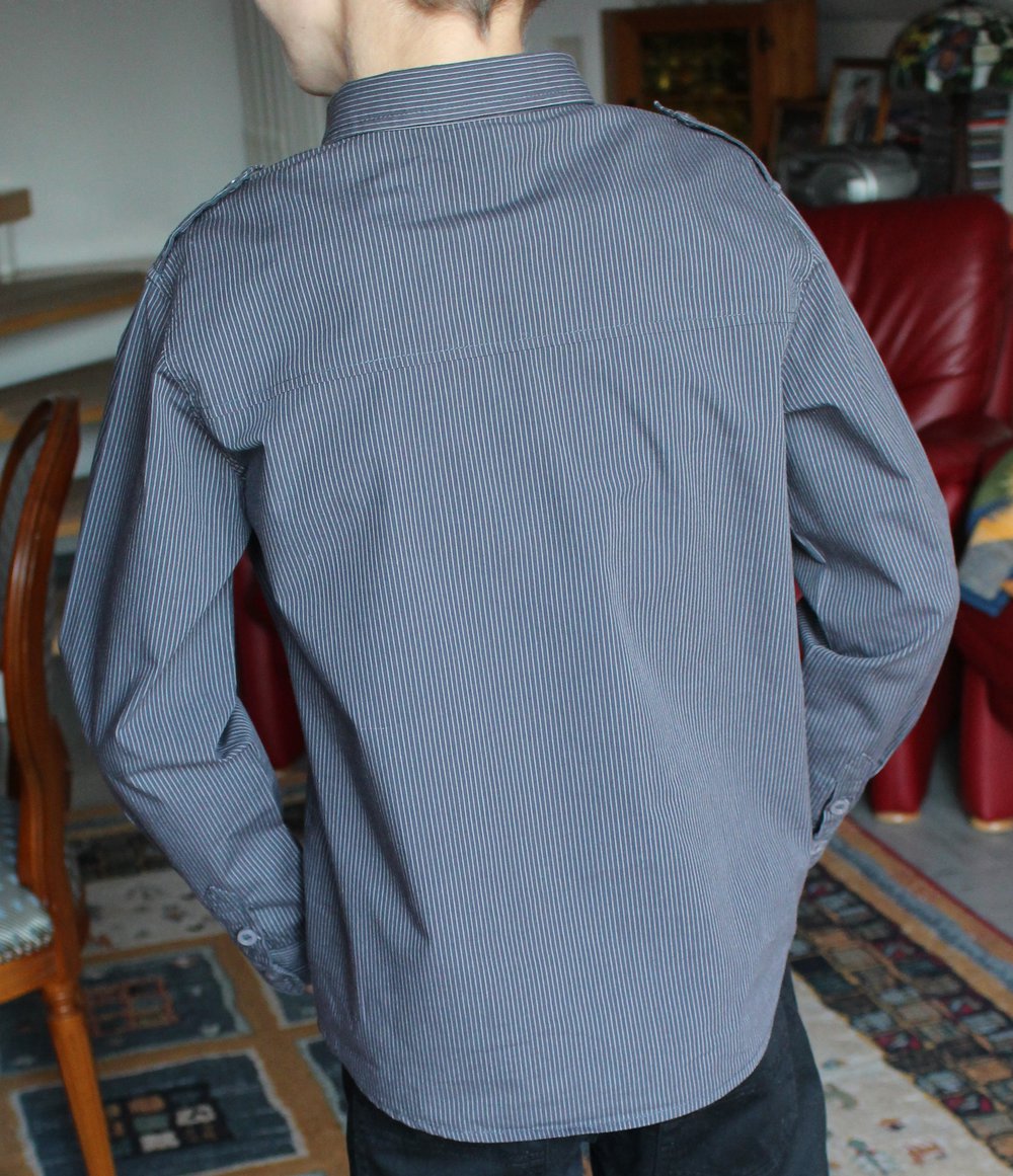 169. Hemd mit Nadelstreifen, Gr. 134-140