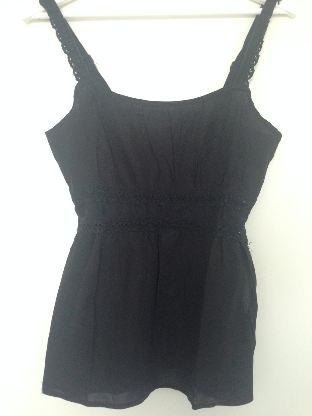 Trägertop mit hübschen Details in schwarz