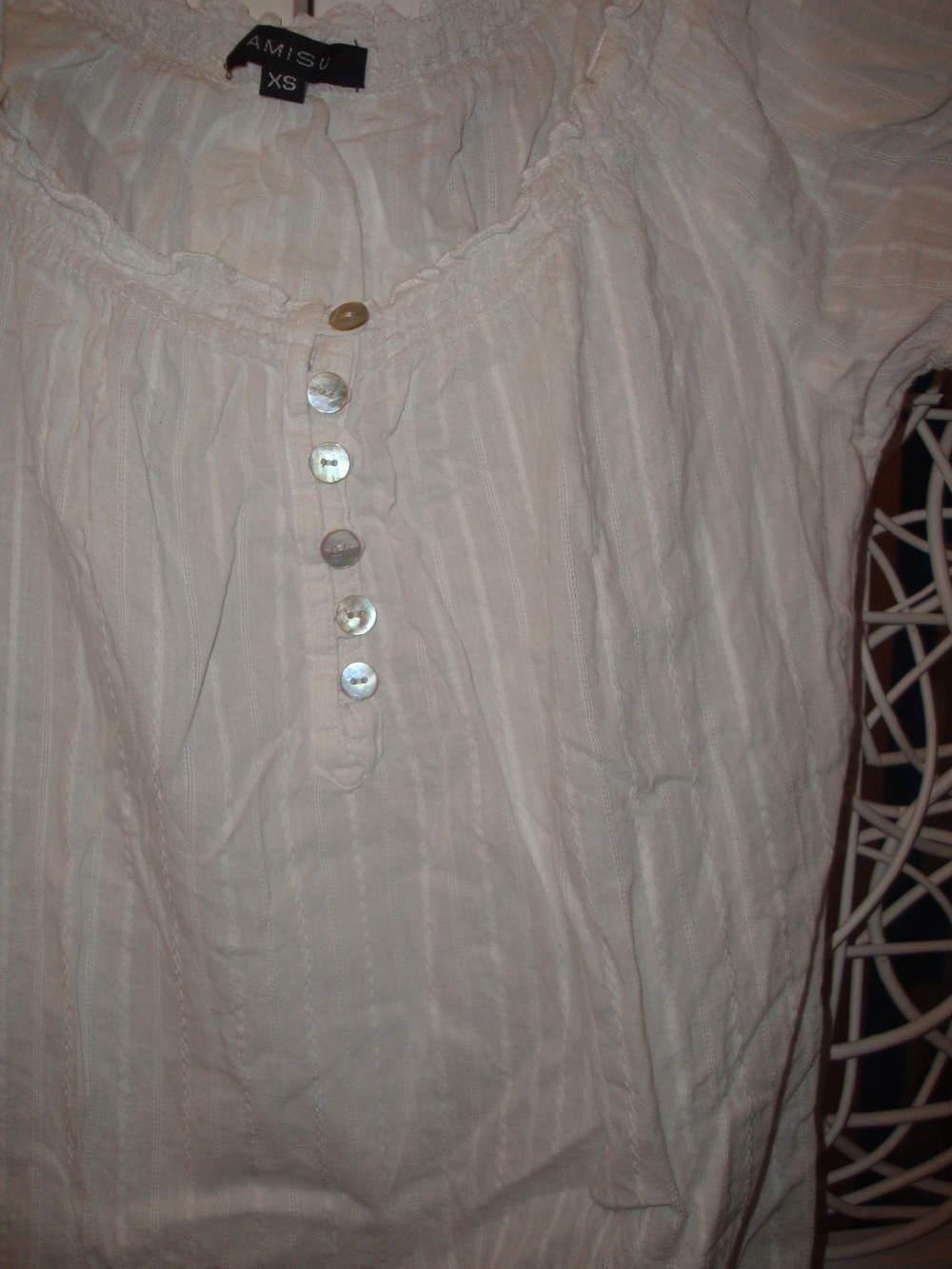 weiße Bluse mit schimmernden Knöpfen