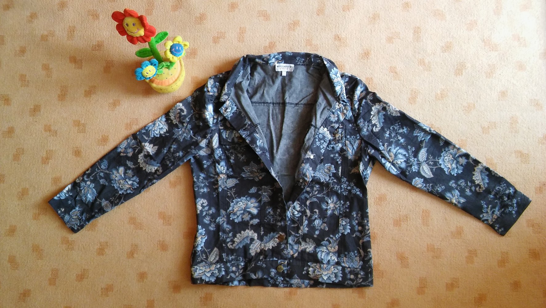 schöne Jeansjacke mit Blumenmotiv Gr. S