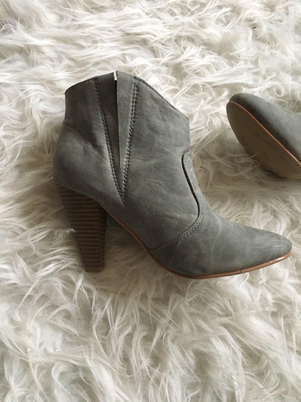 Stiefeletten mit Absatz in grau - Gr. 36