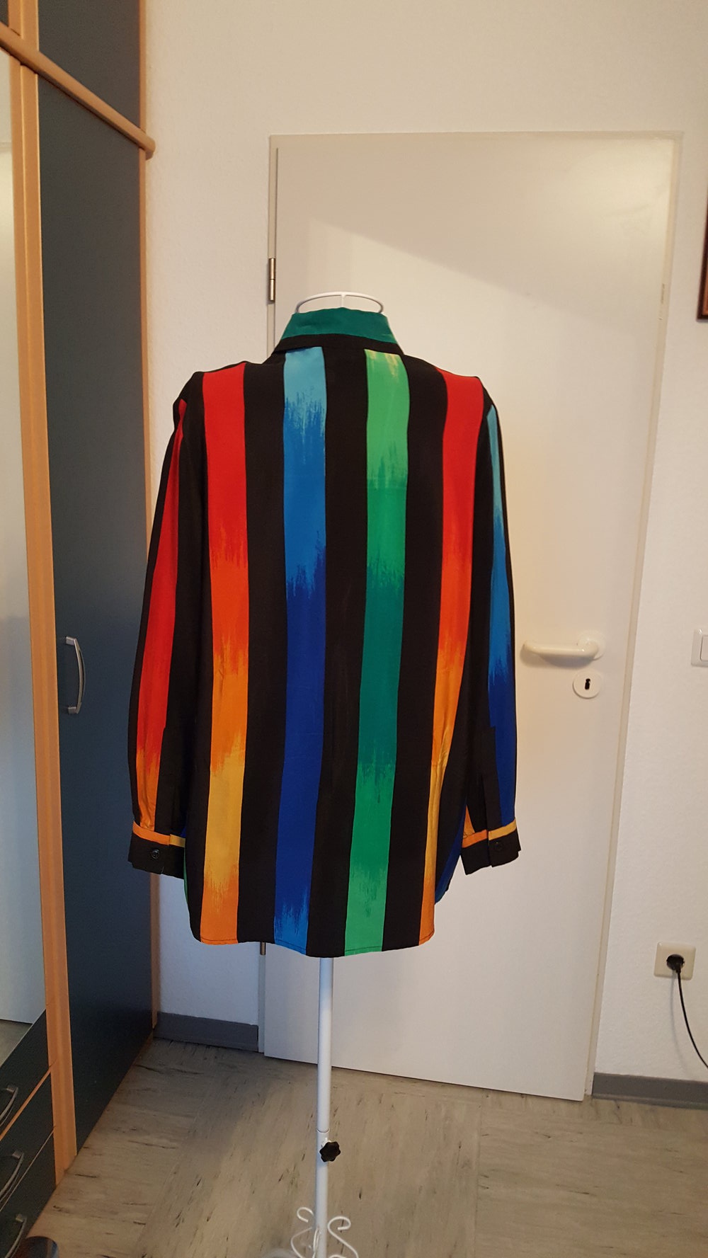 366. Bunte Seidenbluse, Gr. 38-40