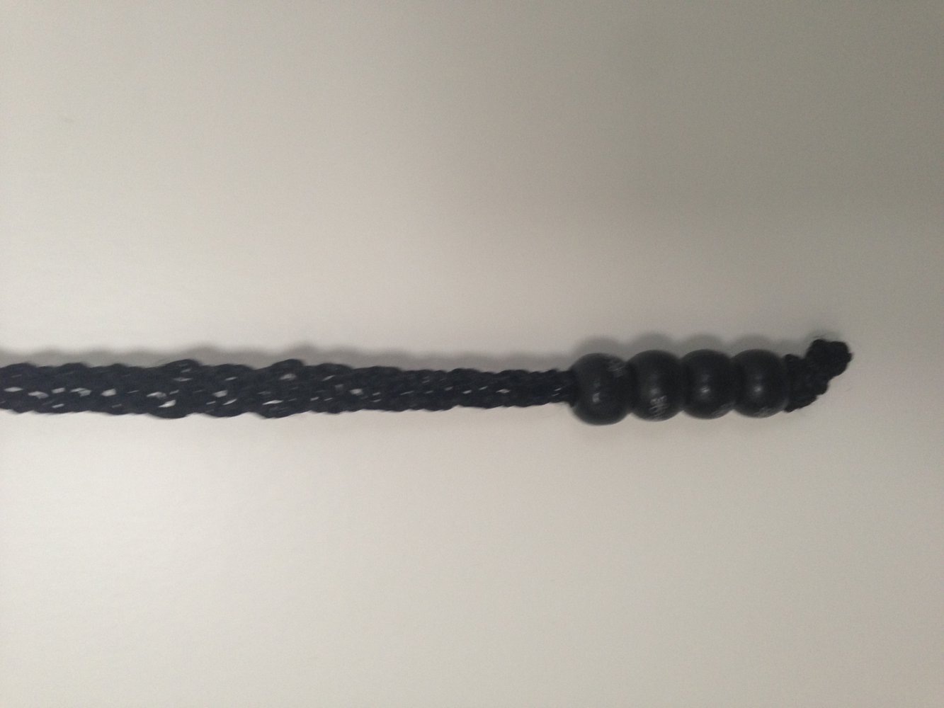 schwarzes Top aus glitzerstoff mit Wickelband