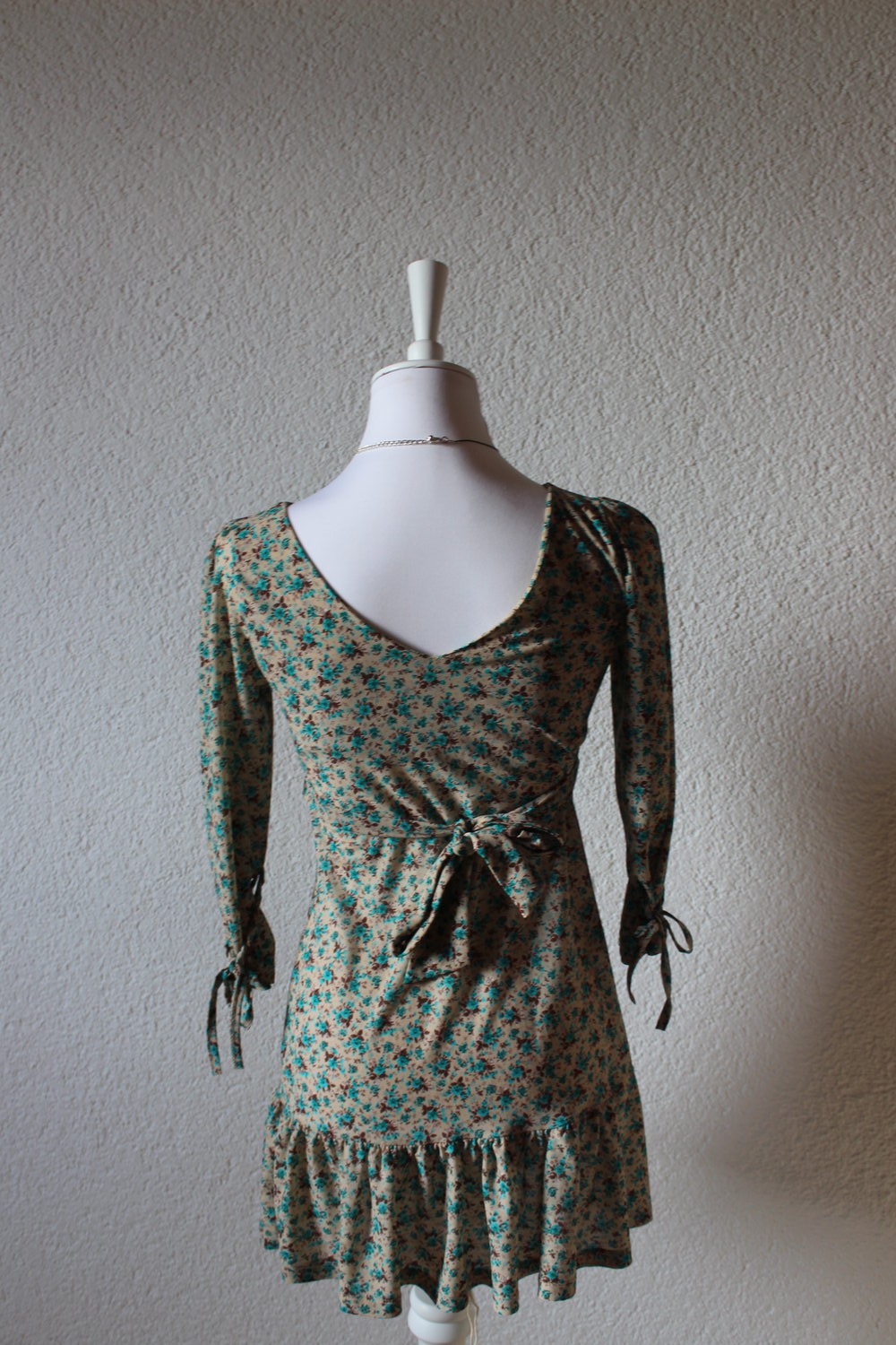 Schönes elegantes Oberteil Kleidchen mit Blumenmuster