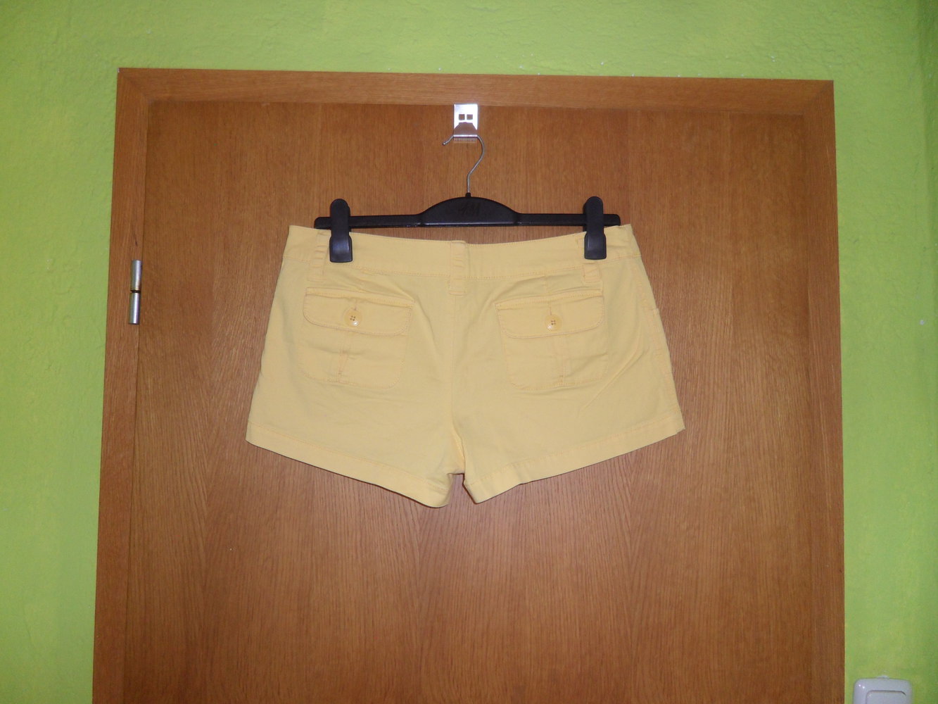 Kurze Shorts, knalliges gelb
