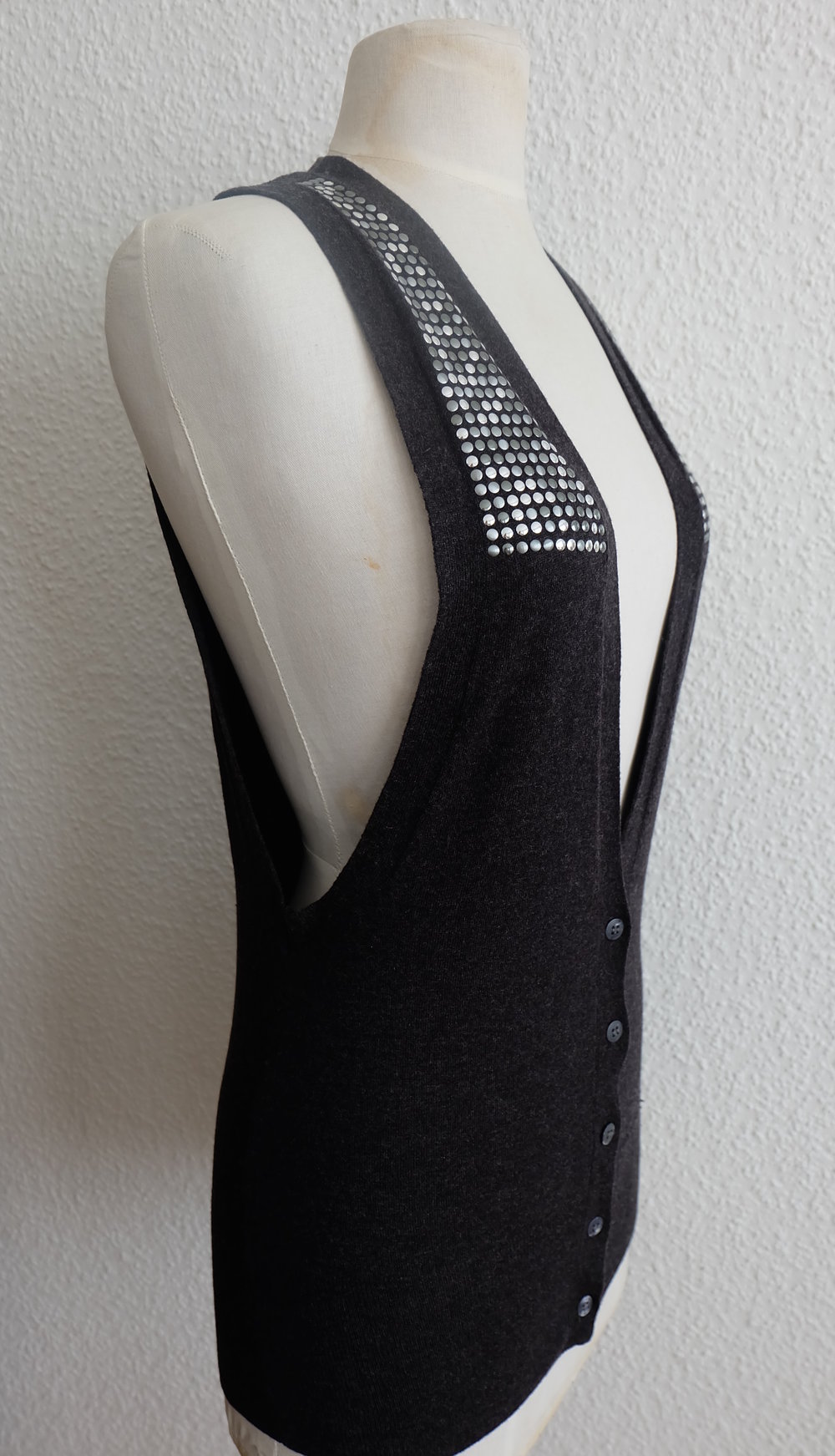 Strickweste Cardigan Plunder anthrazit mit glitzernden Palletten im Dekolleté