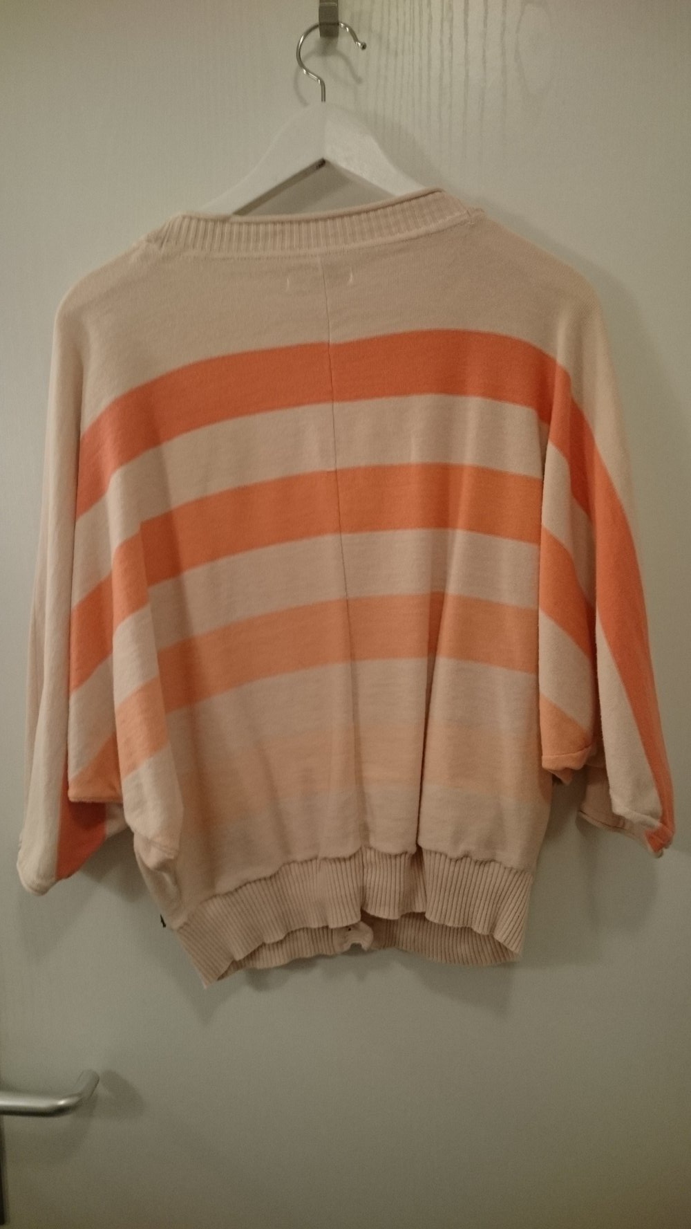 Gestreiftes, apricot farbenes Jäckchen