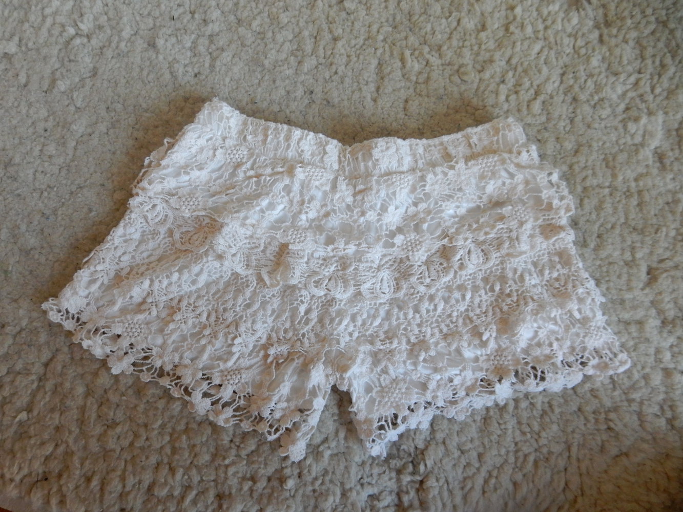 kurze weiße Short mit Spitze