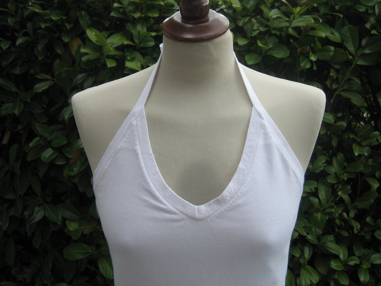 Superedles Neckholder-Top Gr. 40/42, weiß (mit eingearb. Bustier) - edler Feinstrick, starkes Kombi-Teil!