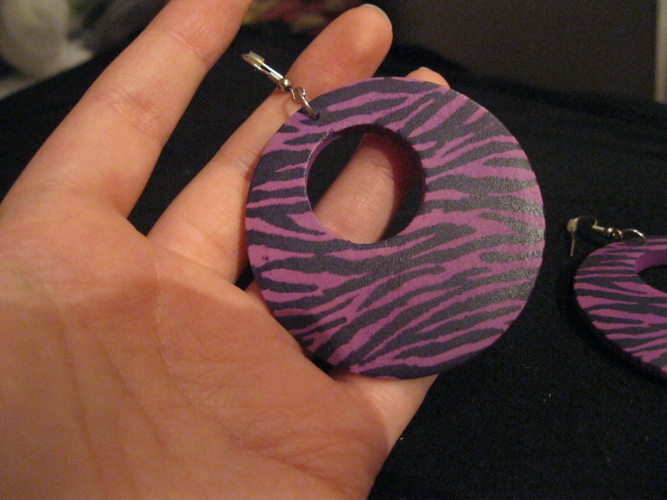 Holz Ohrringe mit Tigermuster schwarz lila 