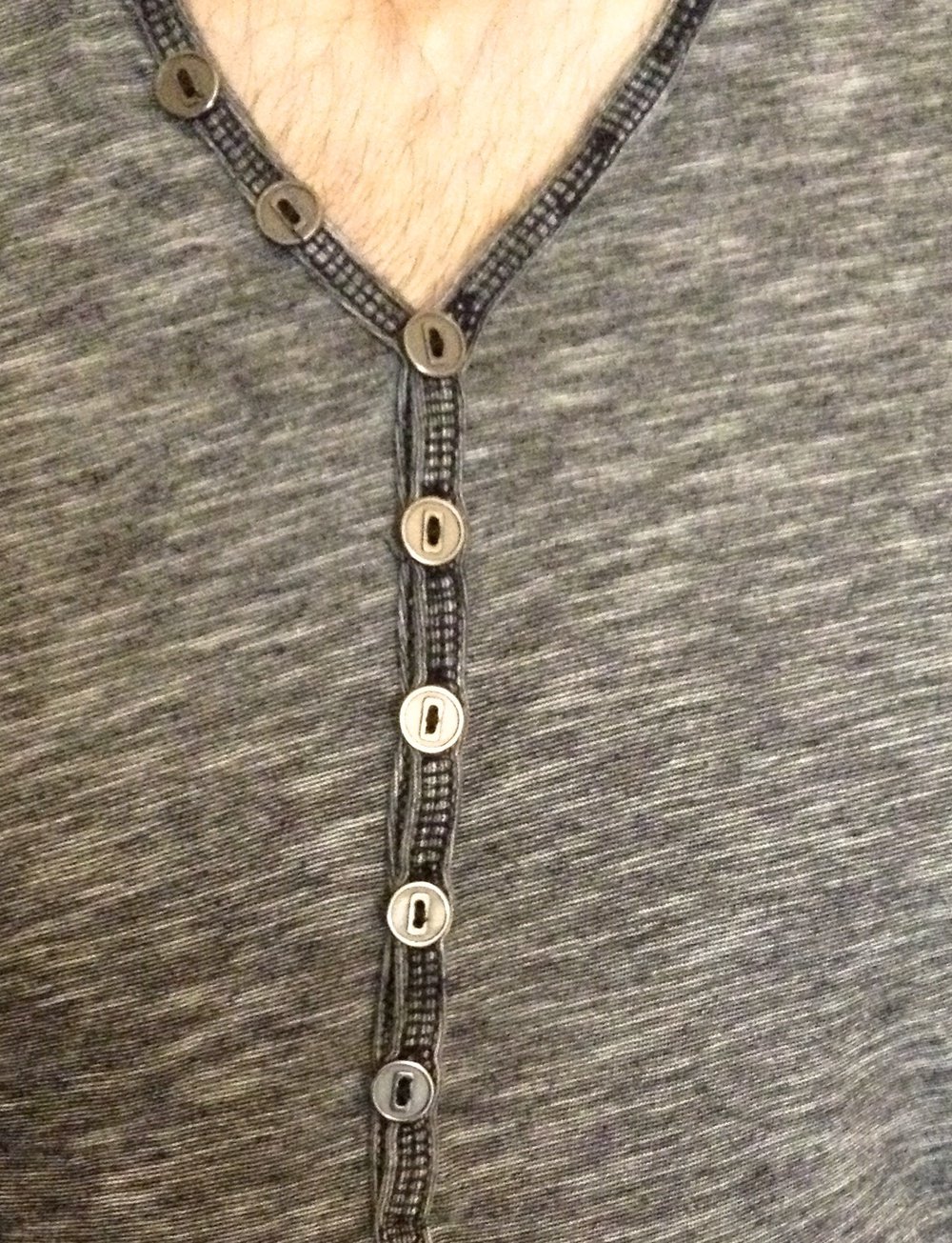 Langärmliges Oberteil mit Knöpfen