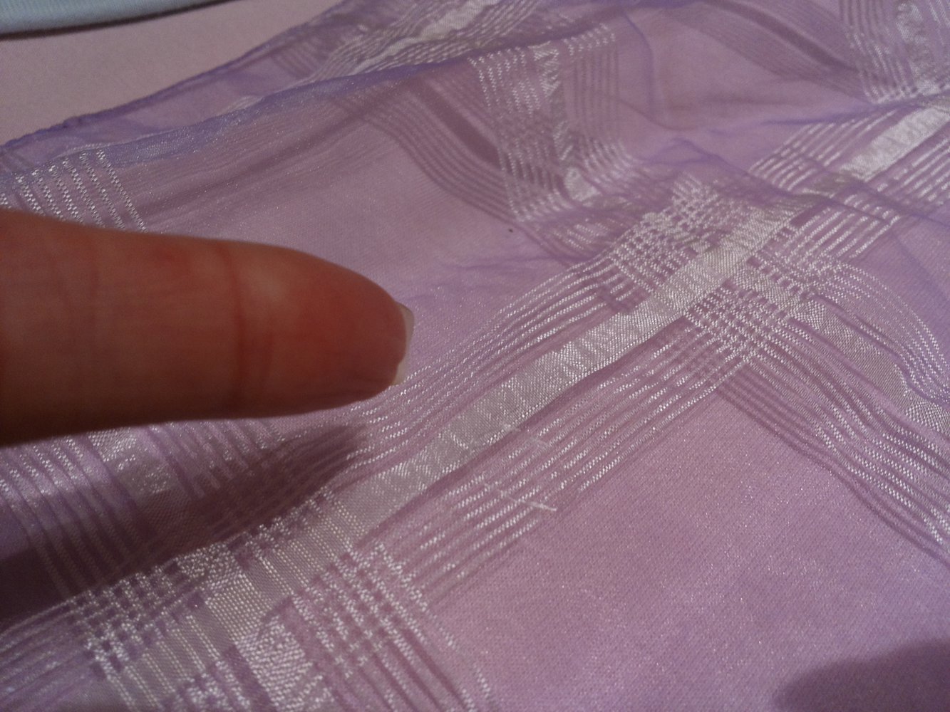 Weiß-karierte dünne Tücher mit Fransen in flieder und rot