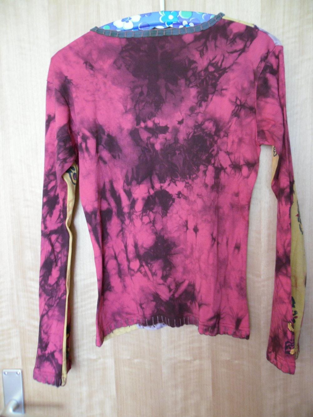 Buntes langärmliges Shirt