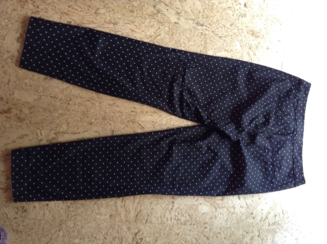 Schwarze Hose mit weißen Dreiecken