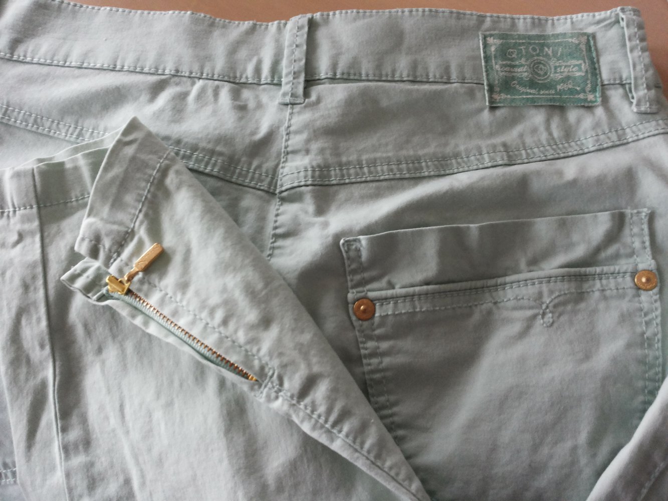 Türkisne dünne Röhrenhose von TONI, Modell Annabel, mit goldenen Reißverschlüssen unten