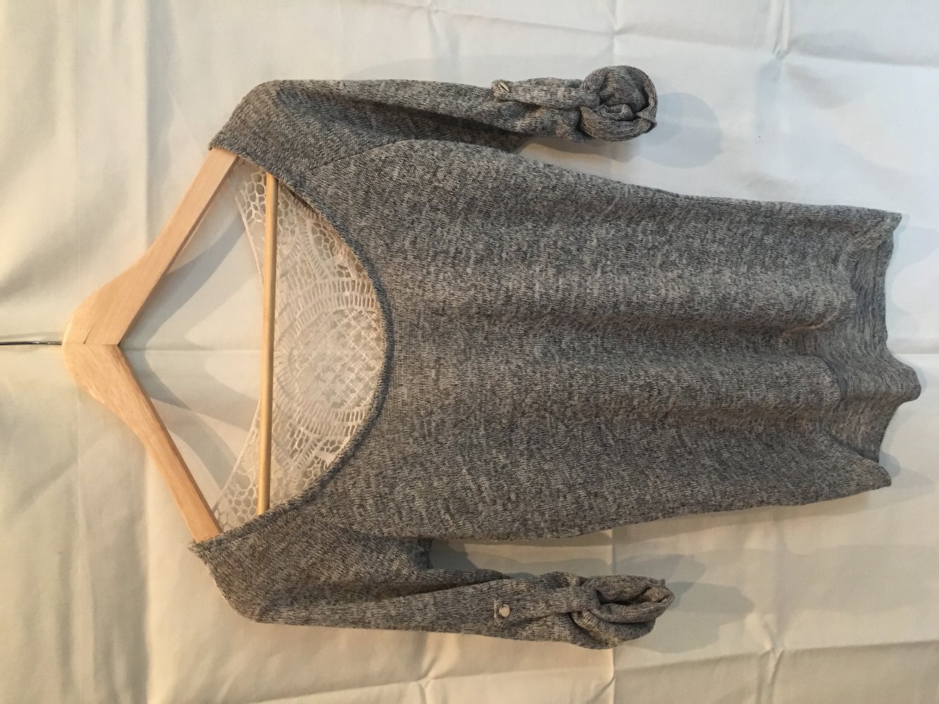 Graues Shirt mit Spitze am Rücken