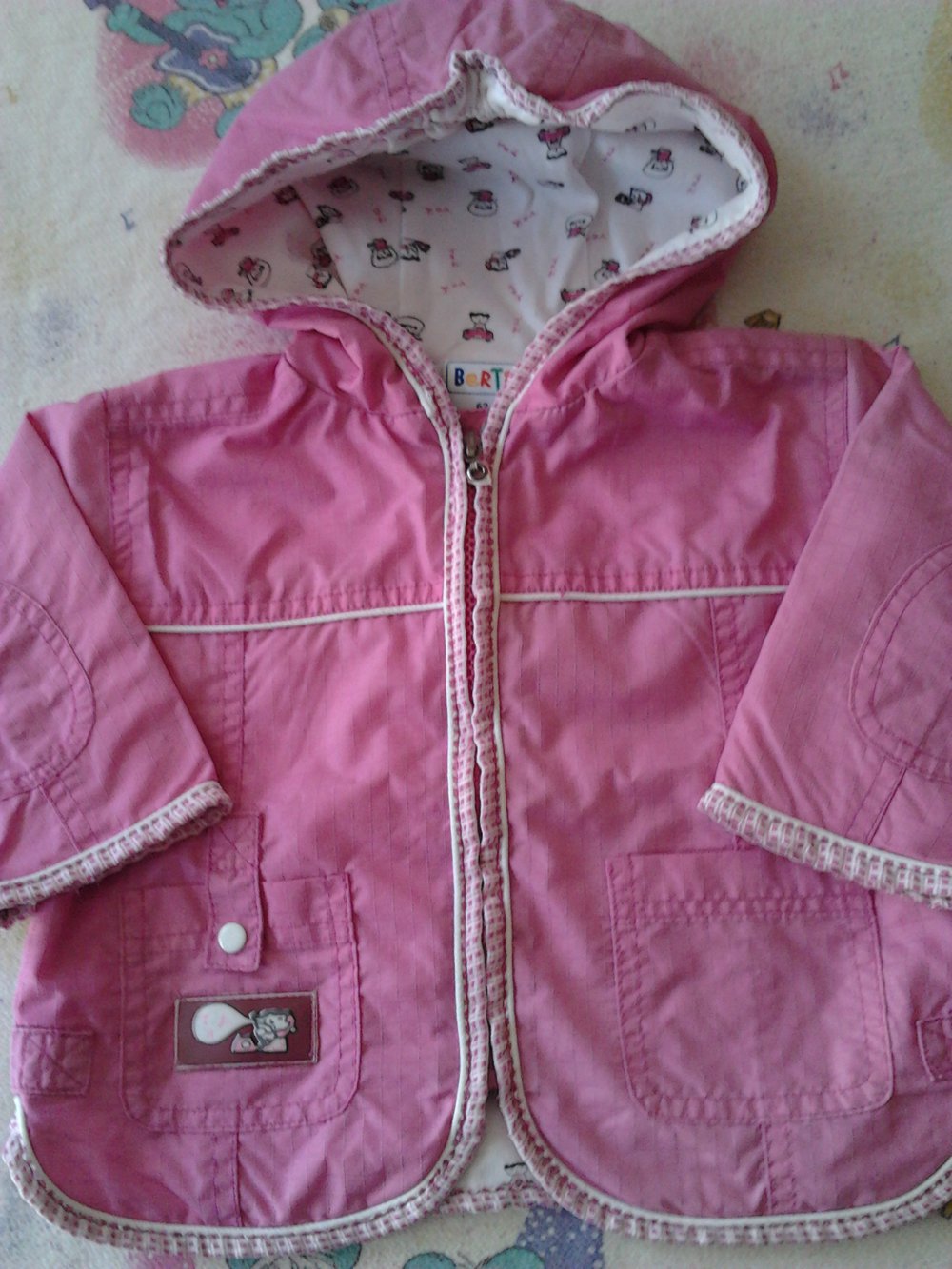 Süßes leichtes Übergangs Jäckchen mit Kapuze 