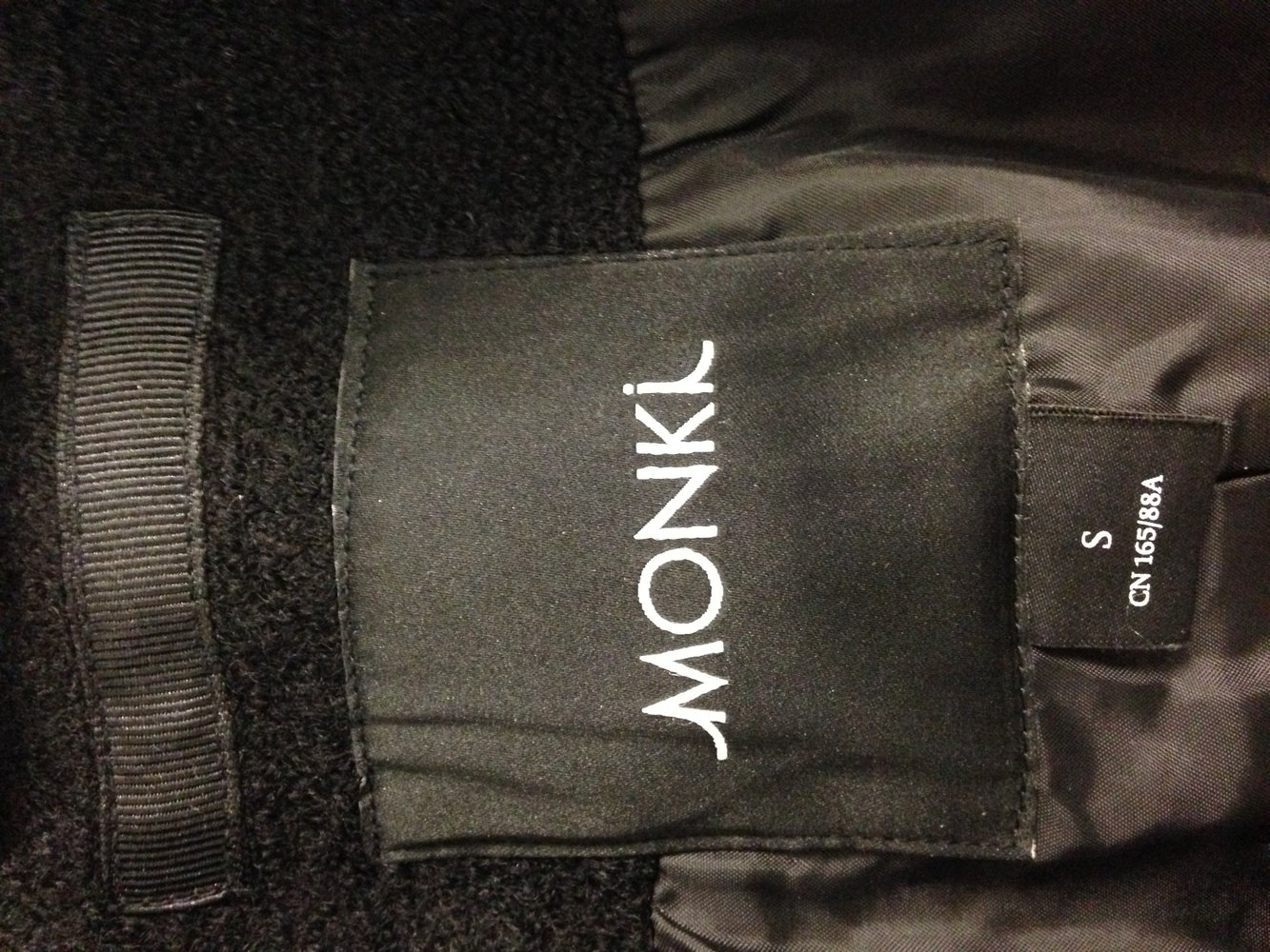 Schwarzer langer egg shape mantel