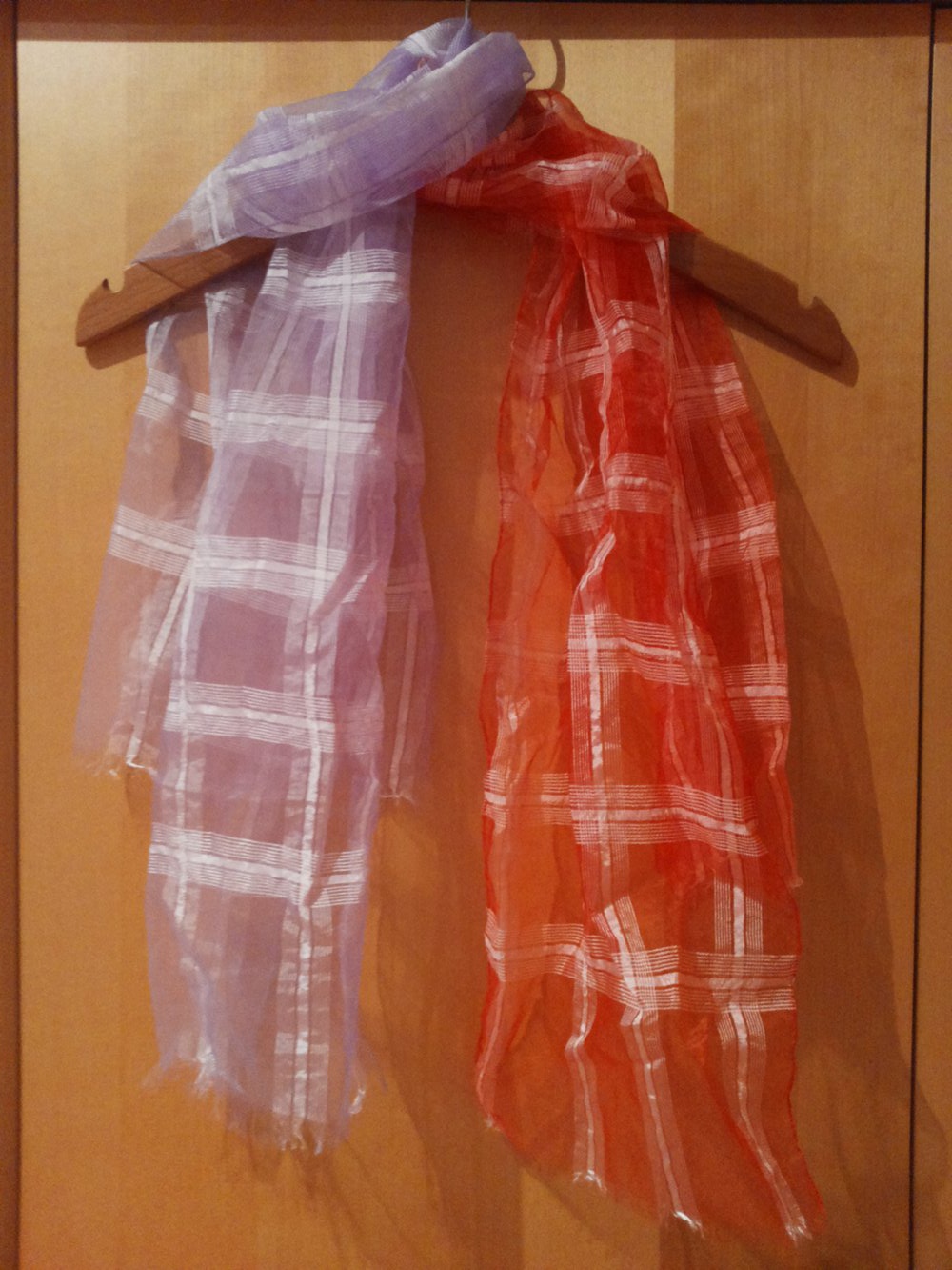 Weiß-karierte dünne Tücher mit Fransen in flieder und rot