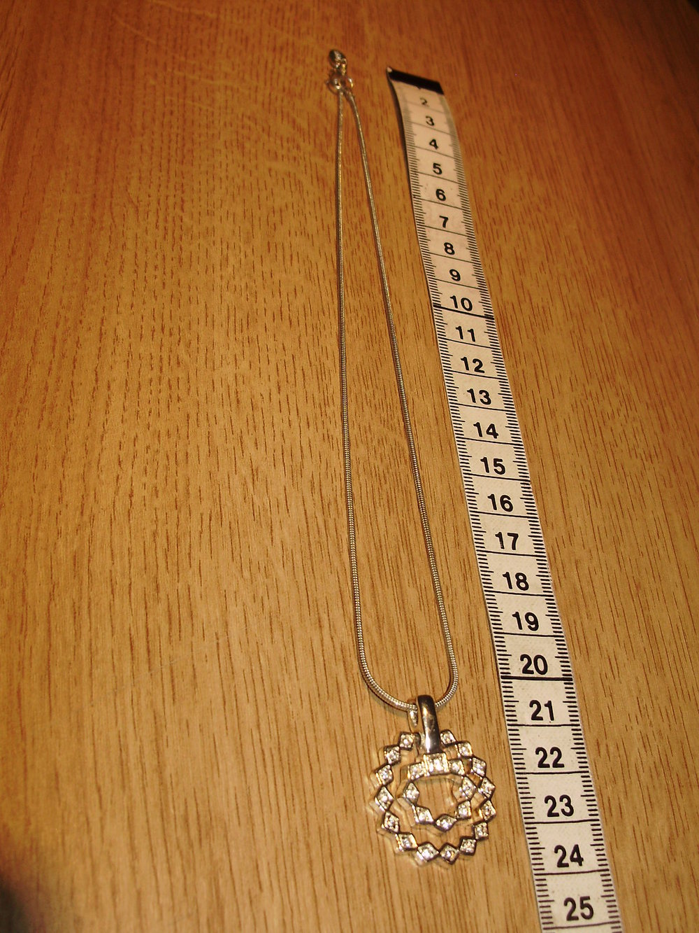 Kette silbern Anhänger Glitzersteine weiß