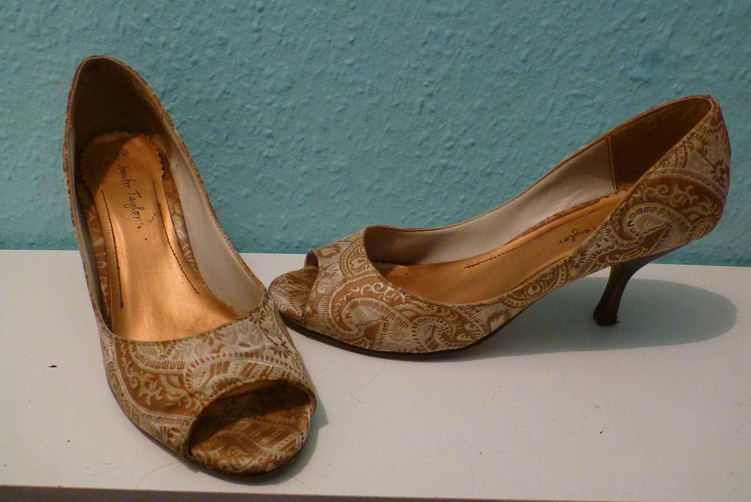goldfarbene gemusterte Jennifer Taylor Pumps aus Stoff, Gr. 39 / 40