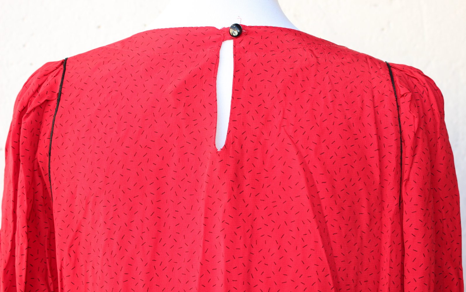 rotes lockeres True Vintage Midikleid mit schwarzem Muster (Striche, abstrakt), Größe 40