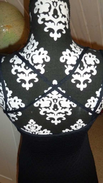 schwarzes kurzes Kleid mit Struktur, Made in UK, Größe 34 / 36