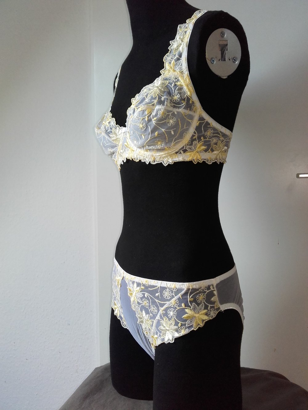 Magali, gelb weiß durchsichtiig, slip 42 BH 80B