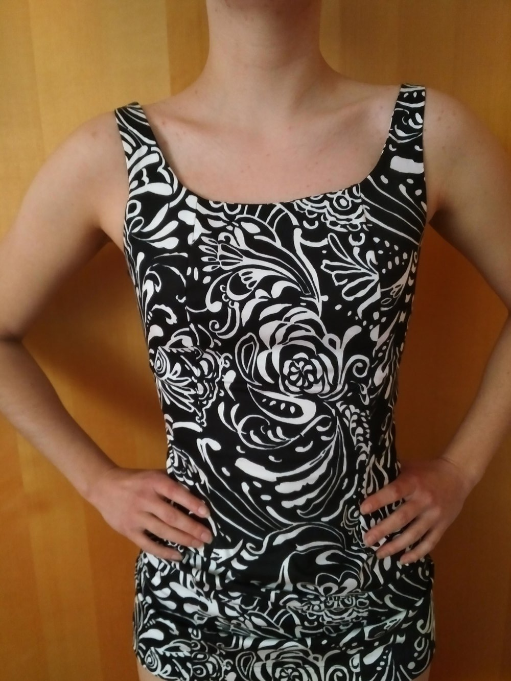 NEU Schwarz-weißes Sommerkleid mit Blumenmuster aus Italien