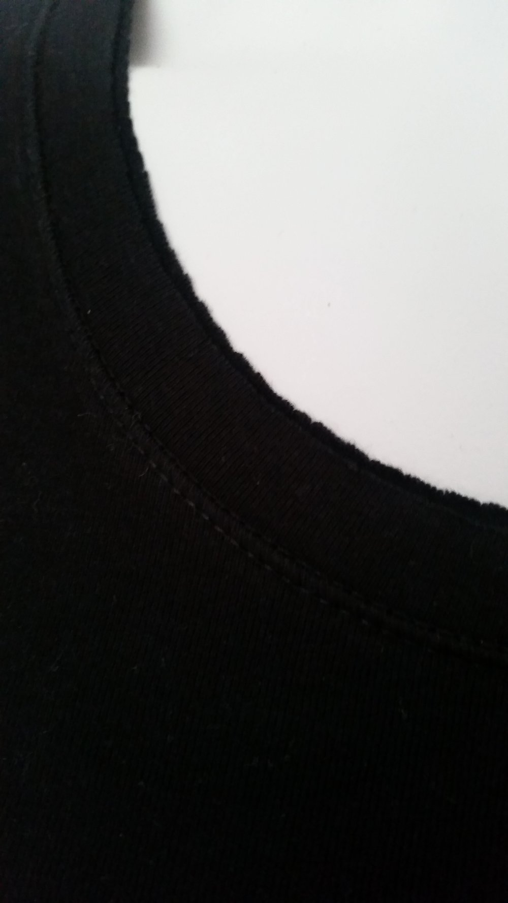 schlichtes schwarzes T-Shirt