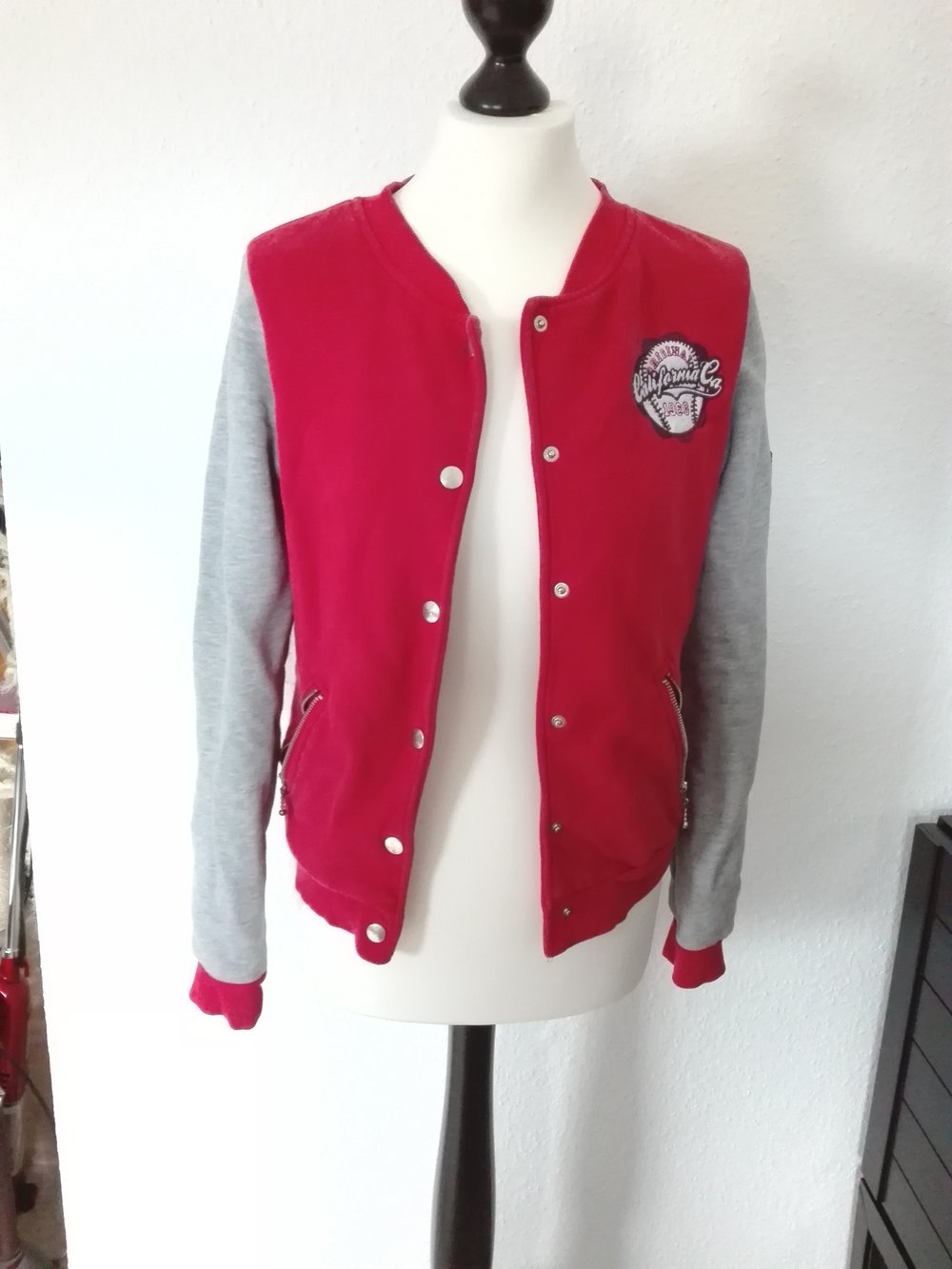 Grau-Rote Collegejacke