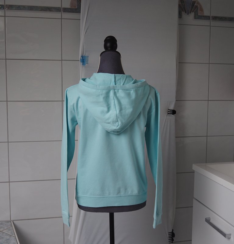 Hellblaues Sweatshirt mit Kaputze 