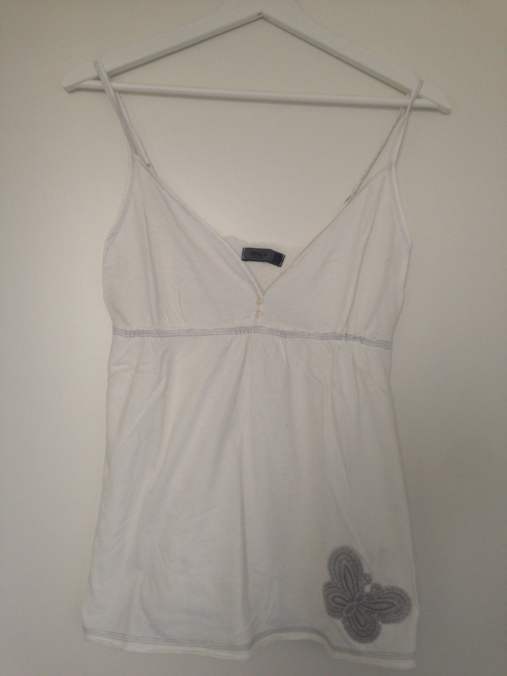 Trägertop mit aufgesticktem Schmetterling