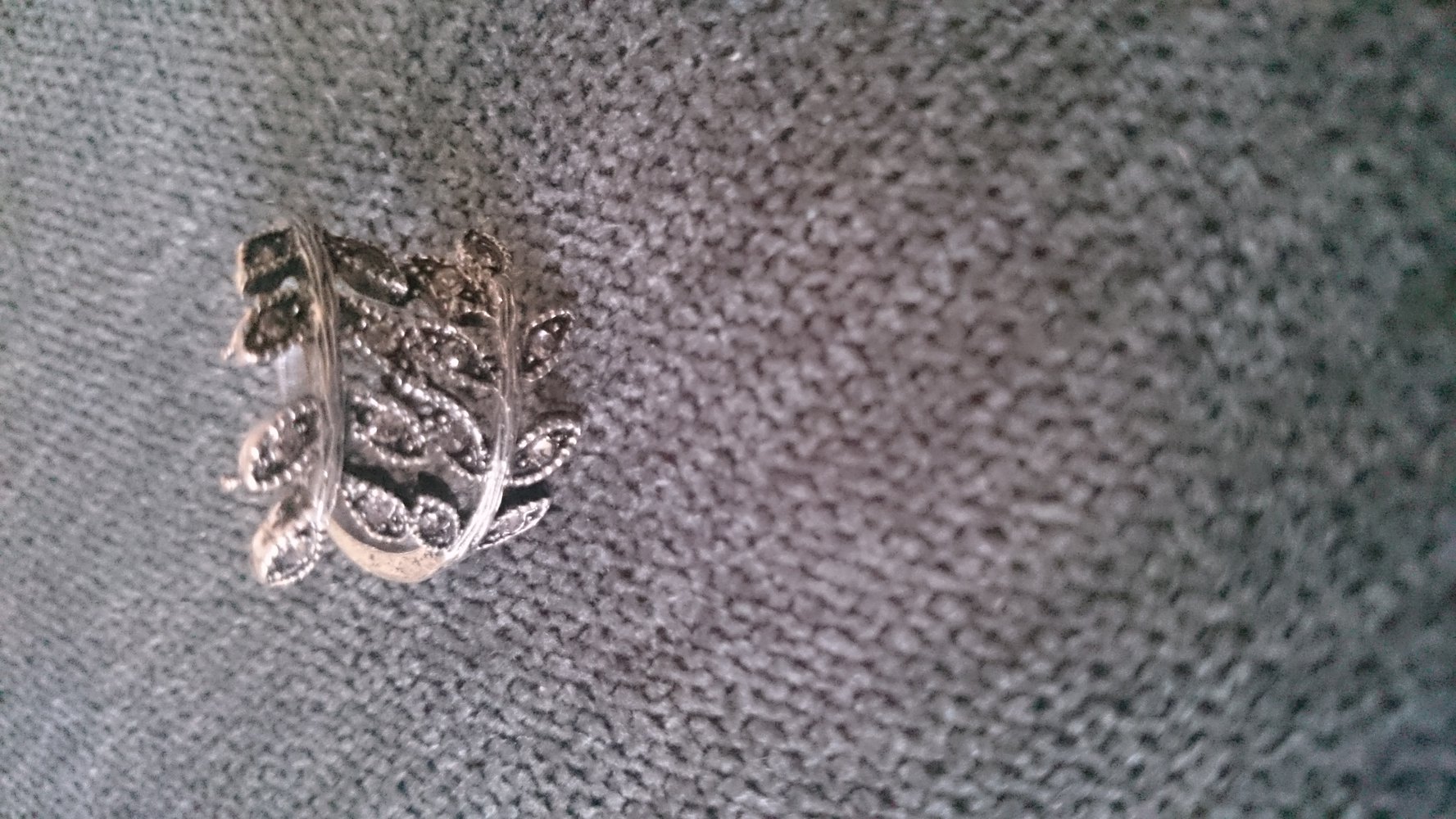 Schöner Ring in Blätterform anthrazit